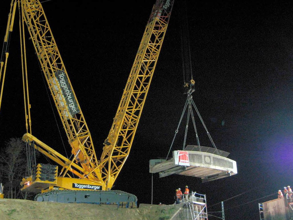 Abgehoben: Die 130 Tonnen schwere Brüc...greicher Präzisionsarbeit,  am Haken.   | Foto: BZ