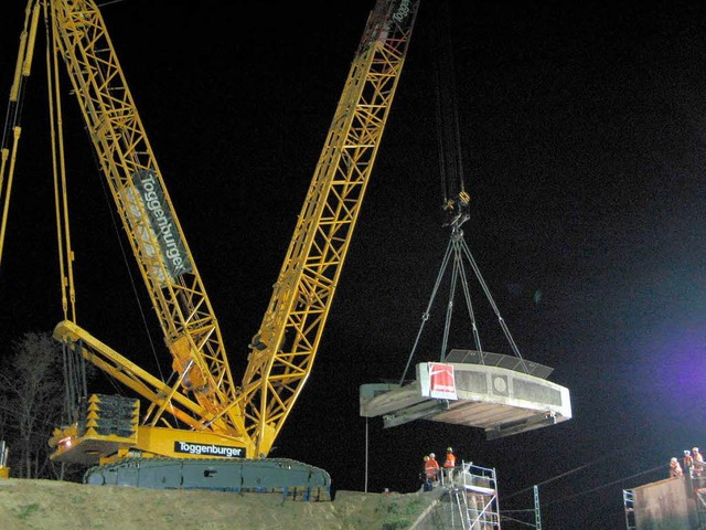 Abgehoben: Die 130 Tonnen schwere Brc...greicher Przisionsarbeit,  am Haken.   | Foto: BZ