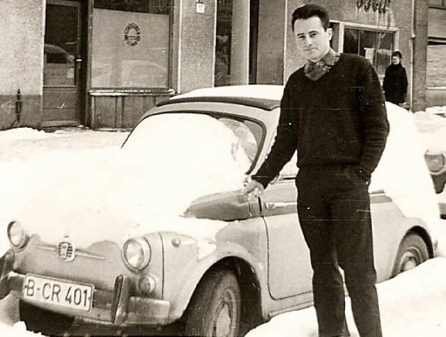 Bernhard Obergfell mit seinem silbernen Fiat 500  | Foto: privat