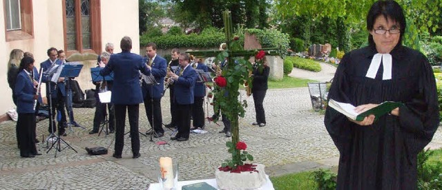 Zahlreiche Frhaufsteher kamen am Oste...inger Musikverein  umrahmte die Feier.  | Foto: Musolt