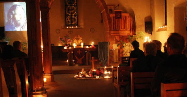 Eine Vielzahl von Kerzen erzeugten ein...lle Atmosphre in der Egringer Kirche.  | Foto: Reinhard Cremer