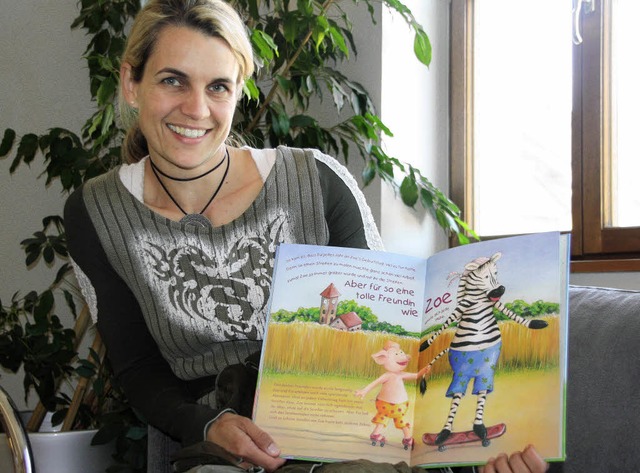 Simone Joos aus Vrstetten mit ihrem Kinderbuch.   | Foto: Silvia Faller