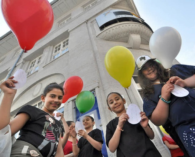 Beim internationalen Kinderfest stiegen  Ballons in den Himmel.   | Foto: Ruda