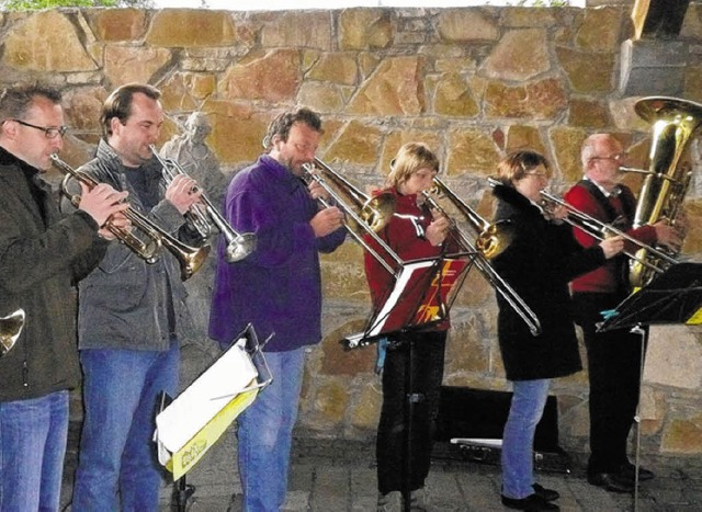 Mit dem Posaunenchor begingen 20 Besuc...stehungsfeier auf dem Stadtfriedhof .   | Foto: Winkelmann