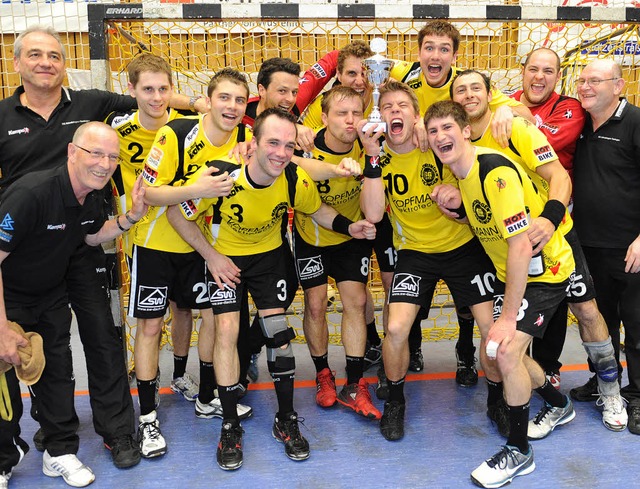 Freude pur bei den Handballern der SG ...Teningen nach dem zwlften Pokalsieg.   | Foto: Patrick Seeger