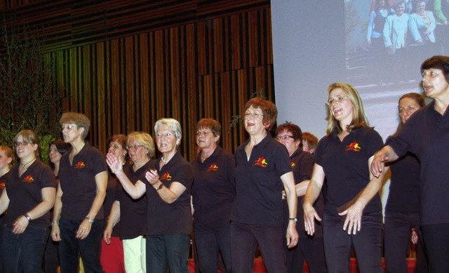 Die &#8222;GundelSingers&#8220; in Akt...f der Bhne der Gundelfinger Festhalle  | Foto: Andrea Steinhart