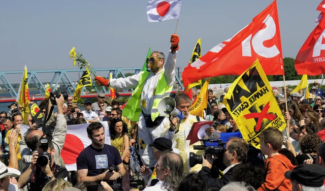 Flagge zeigen gegen Atomkraftwerke: Fr...st gestern auf der Europabrcke Kehl.   | Foto: Lukas Habura