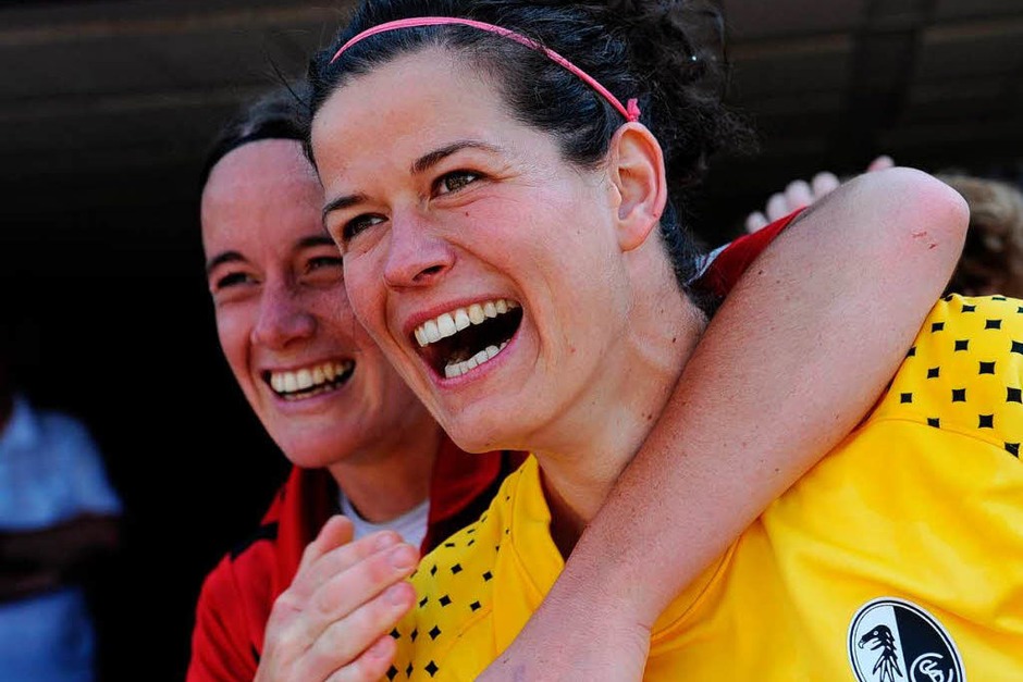 Die Frauen des SC Freiburg kehren in die Bundesliga zurück – so jubelten sie zum Saisonabschluss. Die Frauen des SC Freiburg kehren in die Bundesliga zurück – so jubelten sie zum Saisonabschluss.