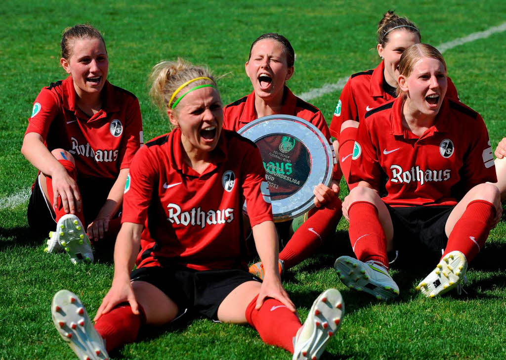 Die Frauen des SC Freiburg kehren in die Bundesliga zurck – so jubelten sie zum Saisonabschluss.