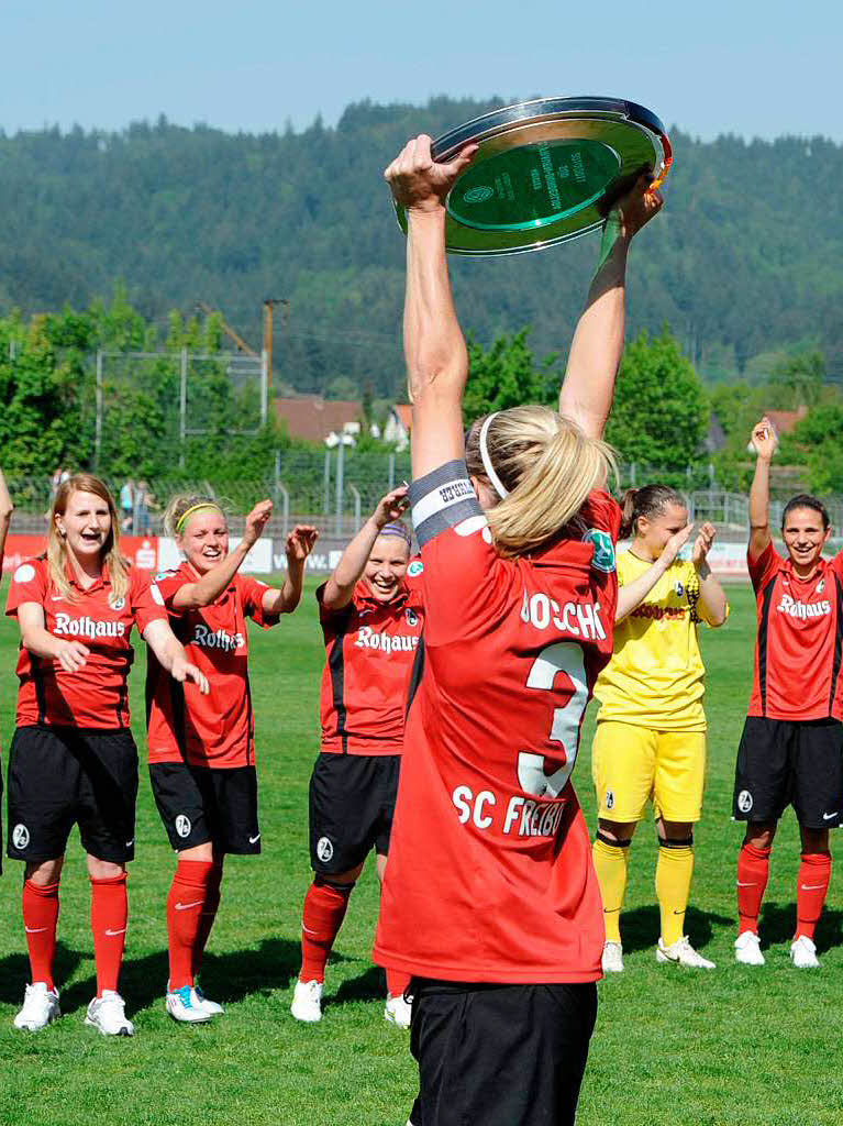 Die Frauen des SC Freiburg kehren in die Bundesliga zurck – so jubelten sie zum Saisonabschluss.