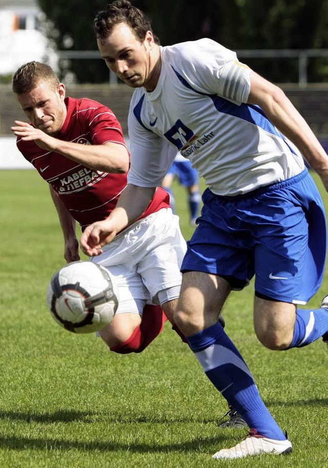 Julian Burg vom LFV zieht an Danny Sandhaas vorbei.   | Foto: Faruk nver