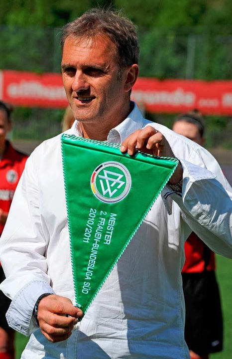 SC-Trainer Pilipovic mit DFB-Wimpel  | Foto: seeger
