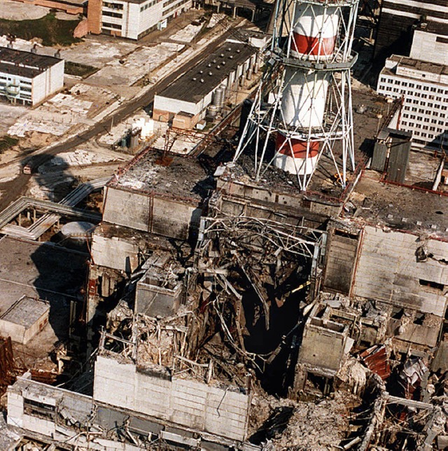 Blick auf den zerstrten Reaktor des AKW Tschernobyl  1986   | Foto: dpa