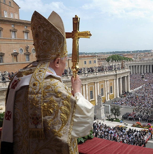 Der Papst spricht den Segen an Ostern in Rom.  | Foto: afp