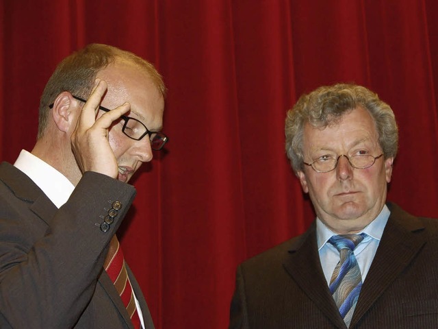 Norbert Moosmann (links) bei seinem Am...ne Arbeit im Rathaus fr Schlagzeilen.  | Foto: Katja Mielcarek