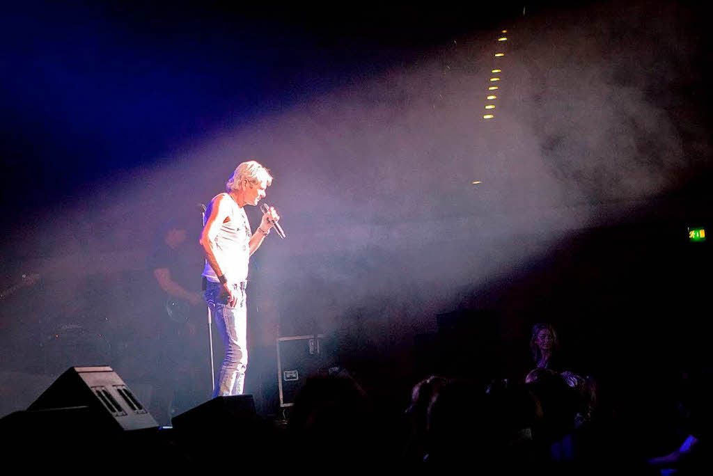 Blondes Haar, weies Shirt: Matthias Reim im Freiburger Konzerthaus.