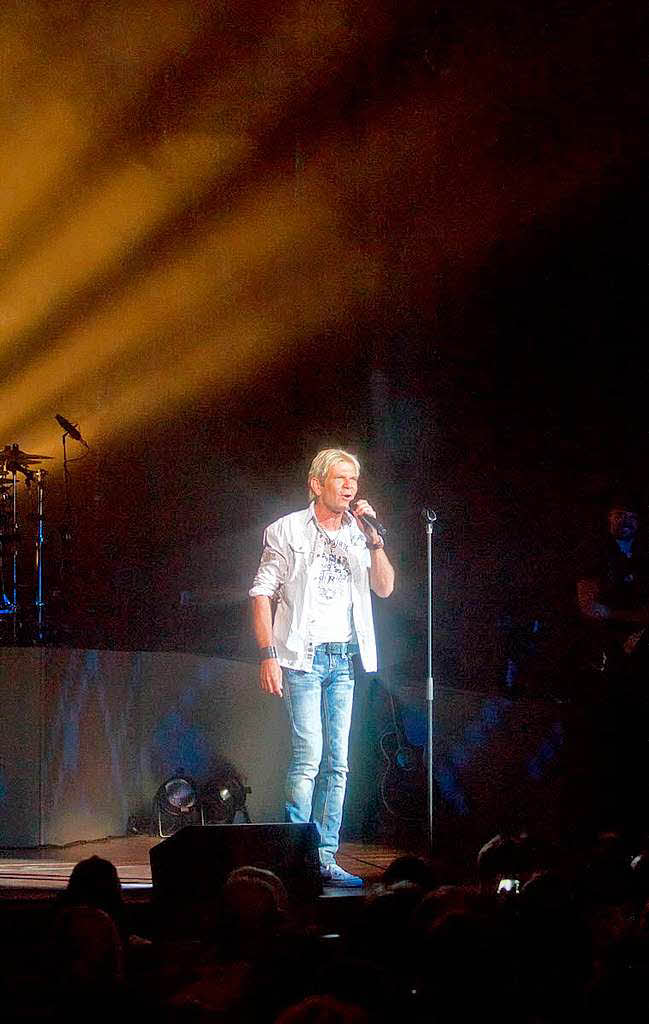 Blondes Haar, weies Shirt: Matthias Reim im Freiburger Konzerthaus.