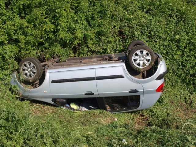 Fr dieses Auto aus Tschechien endete ...rnstreifen neben der A5 auf dem Dach.  | Foto: Polizei