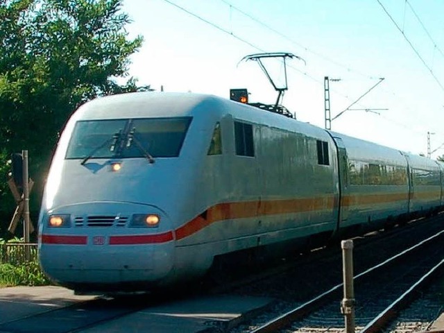 ICE zwischen den Bahnhaltepunkten Mundingen-Teningen  und Kndringen  | Foto: hans-jrgen trul