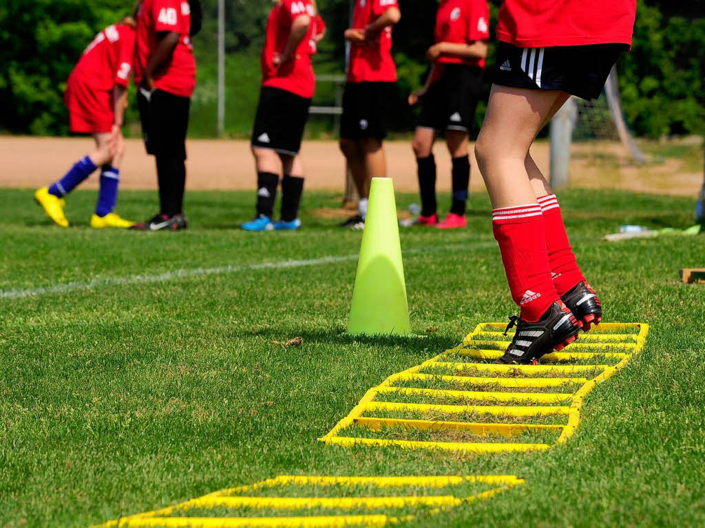 SC Freiburg sucht beim Mdchen-Fuballtag auch nach Talenten