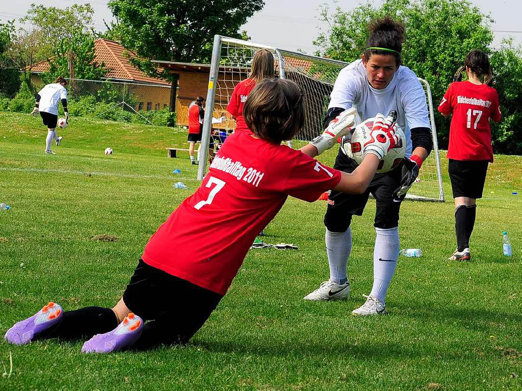 SC Freiburg sucht beim Mdchen-Fuballtag auch nach Talenten