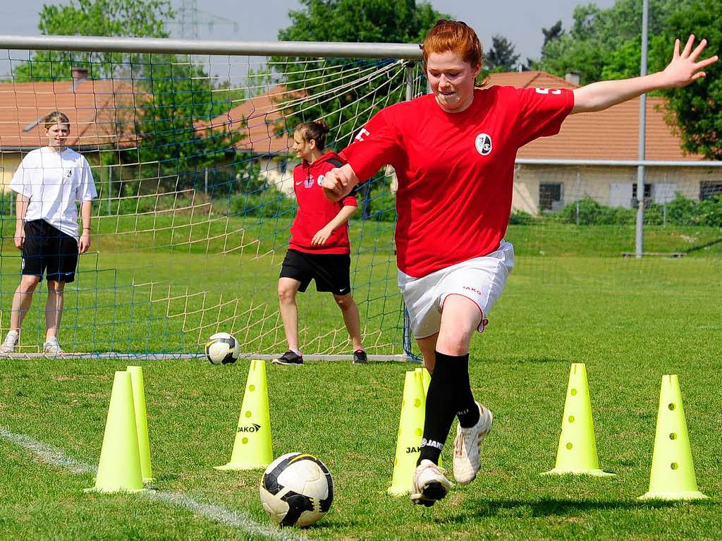 SC Freiburg sucht beim Mdchen-Fuballtag auch nach Talenten