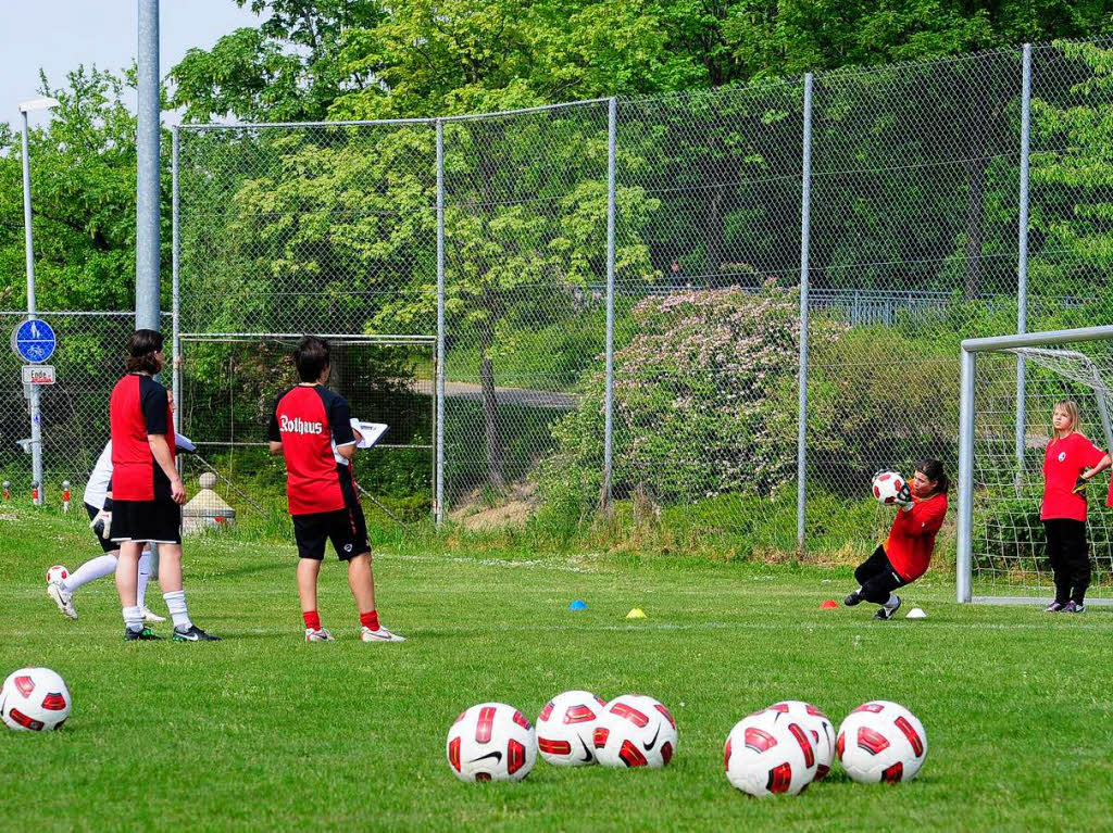 SC Freiburg sucht beim Mdchen-Fuballtag auch nach Talenten