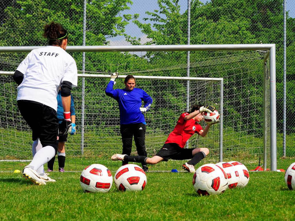 SC Freiburg sucht beim Mdchen-Fuballtag auch nach Talenten