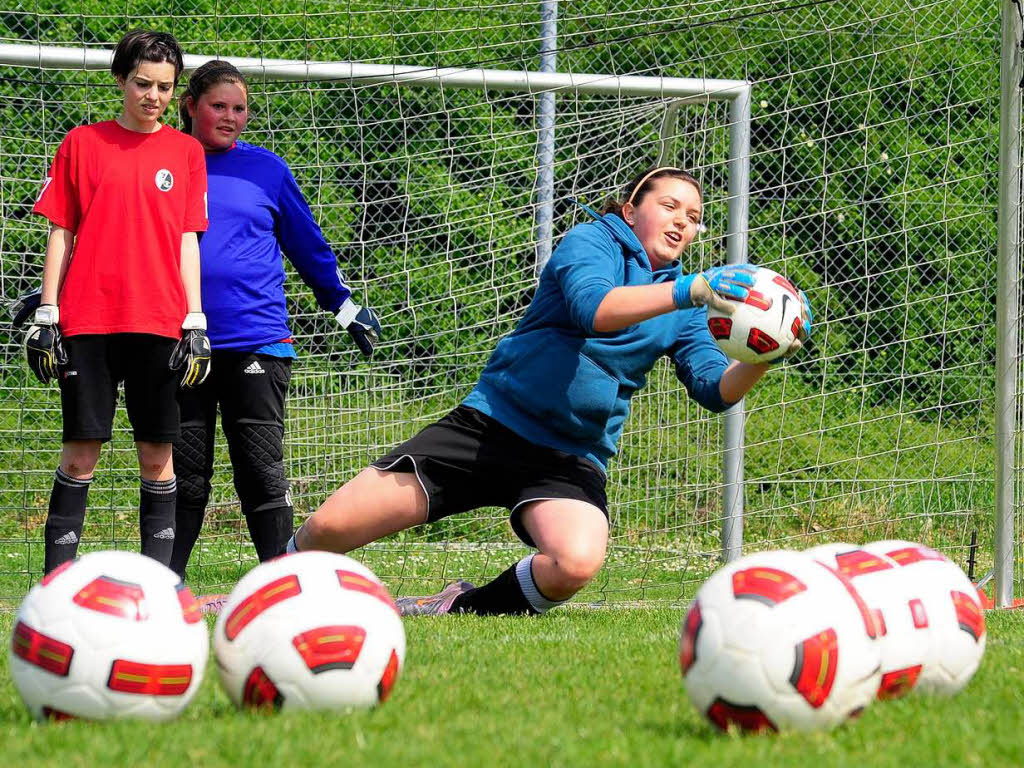 SC Freiburg sucht beim Mdchen-Fuballtag auch nach Talenten