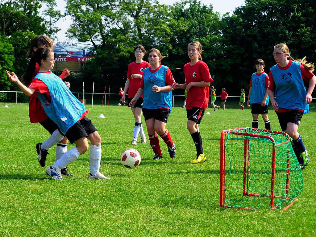 SC Freiburg sucht beim Mdchen-Fuballtag auch nach Talenten