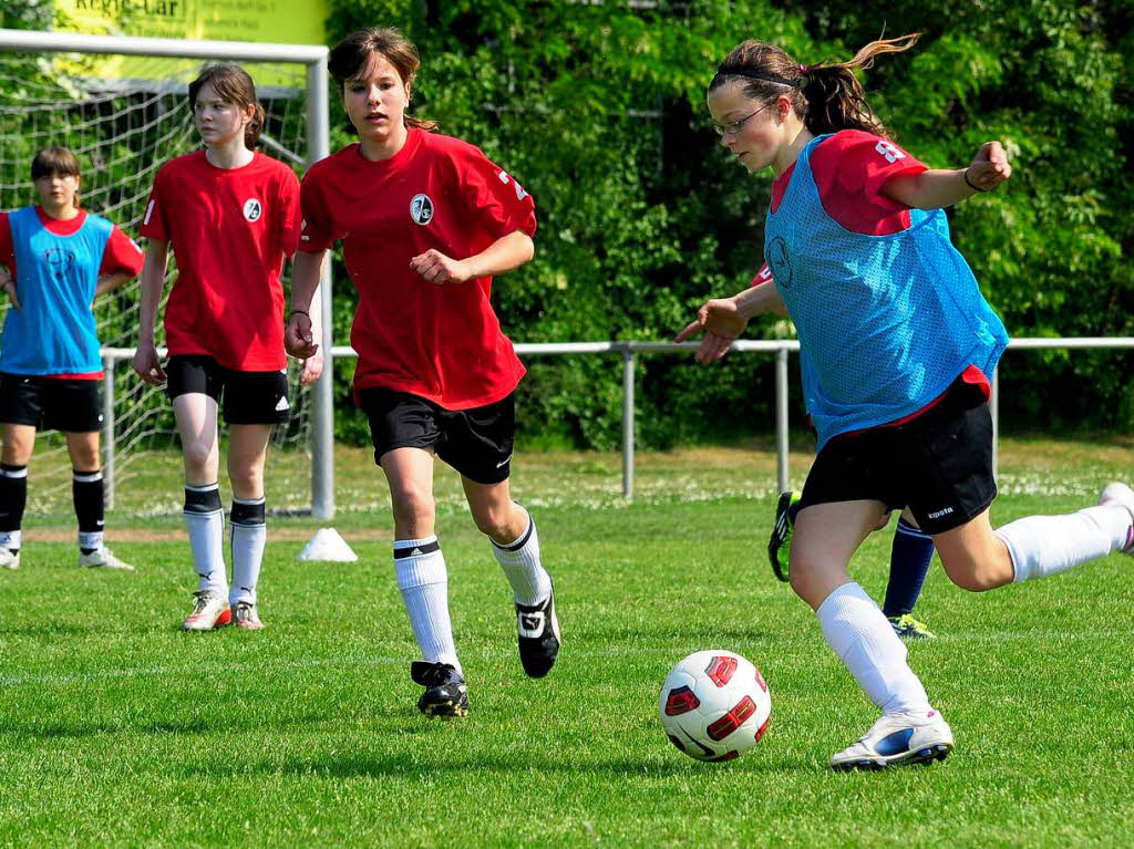 SC Freiburg sucht beim Mdchen-Fuballtag auch nach Talenten