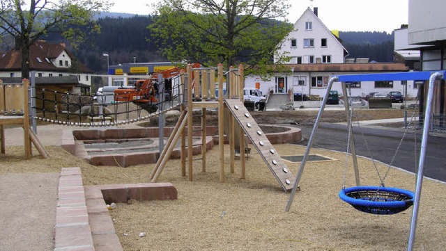 Ein neuer Spielplatz fr die Kinder, d...eisgemeinschaftshaus im Schulzentrum.   | Foto: Liane Schilling