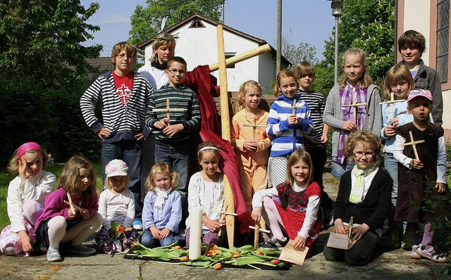 Karfreitag in Hugsweier: Zahlreiche Ki...n  sich  am Kinderkreuzweg beteiligt.   | Foto: Alfred Arbandt