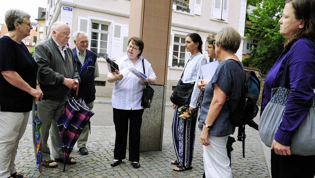 Doris Kronawitter (Mitte) fhrt fachkundig durch die Stadt.   | Foto: Archiv: Axel Fleig