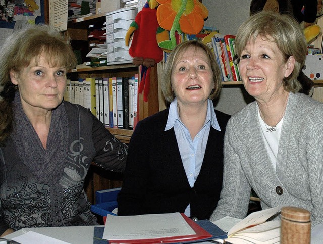 Drei Vorsitzende des Kinderschutzbunde..., Christine Bcker, Elisabeth Wetzer.   | Foto: Britta Wieschenkmper