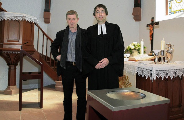 Nikolaus Kernbach und Pfarrer Frank Schleifer am neuen Taufbecken.   | Foto: Sandra decoux-kone