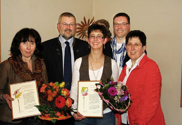 Fr 40-jhrigen Kirchenchorgesang  wur...hreManuela Schneider (Mitte)  geehrt.   | Foto: Karin Heiss