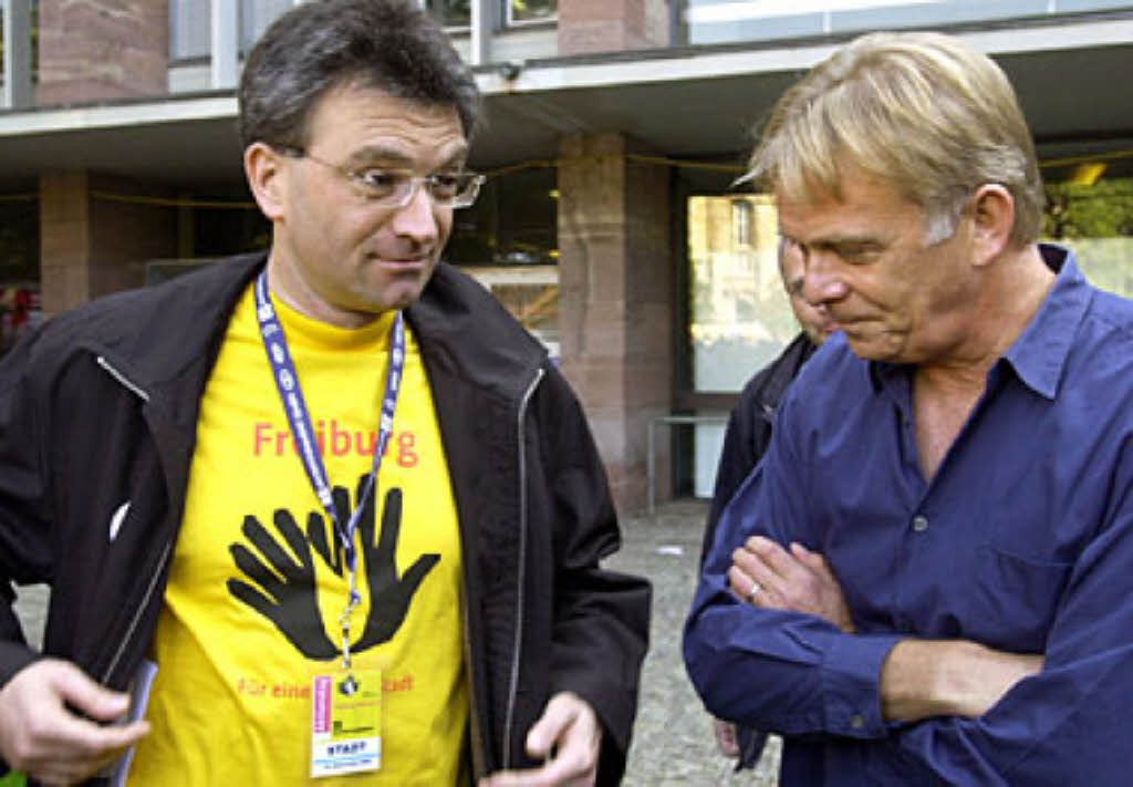 Der Freiburger Oberbrgermeister Dieter Salomon zeigt Volker Finke am 14. September 2002 sein Demo-T-Shirt.