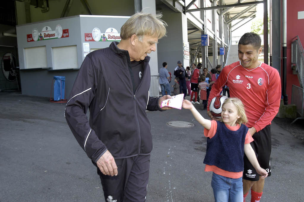 Abschiedsstimmung „Lieber Volker Finke, ich hab dich lieb“ - so lautet der Brief, den Katharina Egle (sechs Jahre alt) dem Trainer des SC Freiburg bergibt.