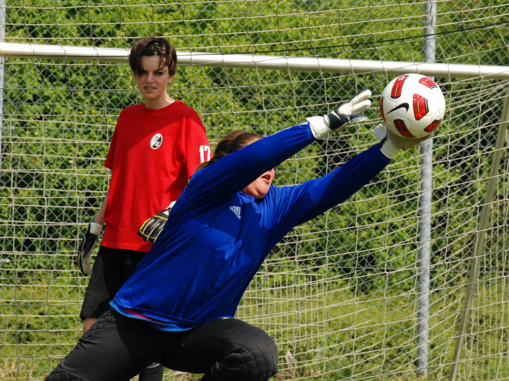 SC Freiburg sucht beim Mdchen-Fuballtag auch nach Talenten