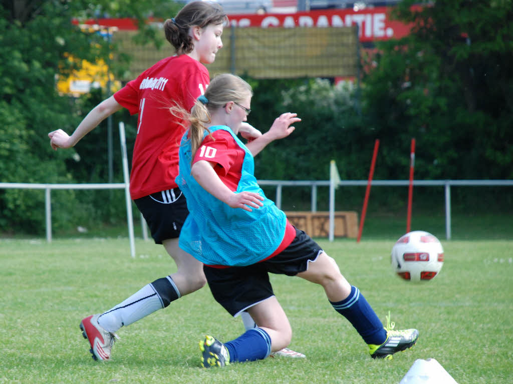 SC Freiburg sucht beim Mdchen-Fuballtag auch nach Talenten