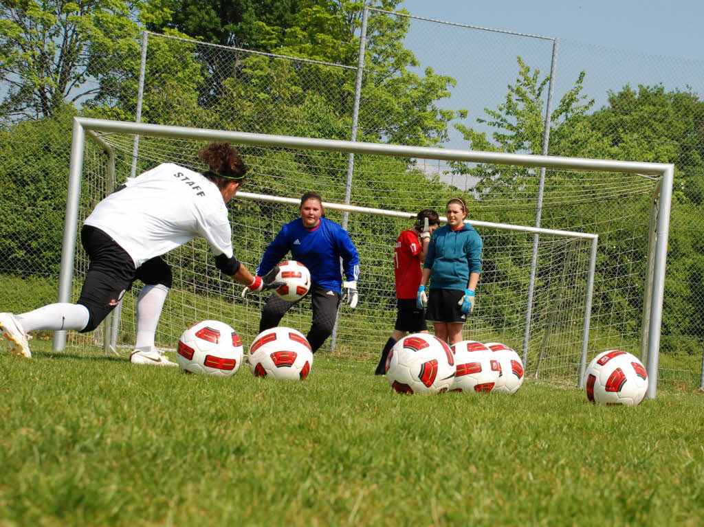 SC Freiburg sucht beim Mdchen-Fuballtag auch nach Talenten