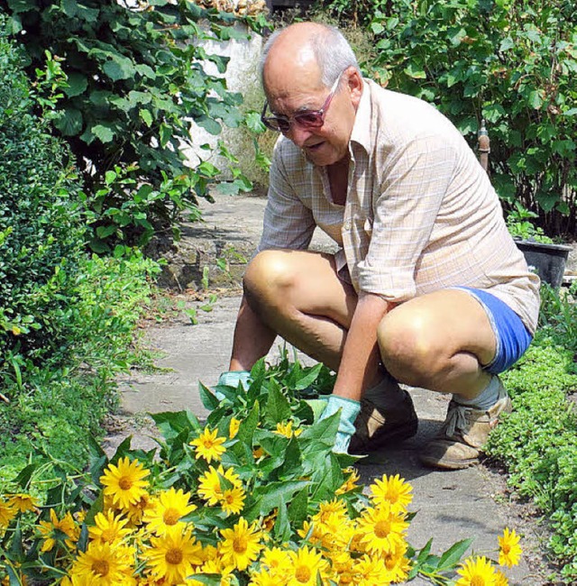 Nach der Knie-OP kann die Gartenarbeit wieder ohne Schmerzen erledigt werden.  | Foto: fotolia.com/arto, photocase.de/juttaschnecke