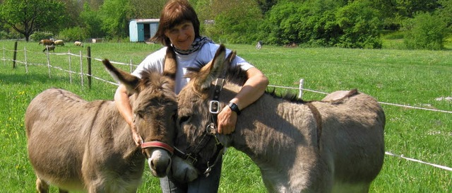 Ursula Zehner  mit ihren  beiden Eseln Anes und Karli  | Foto: Privat