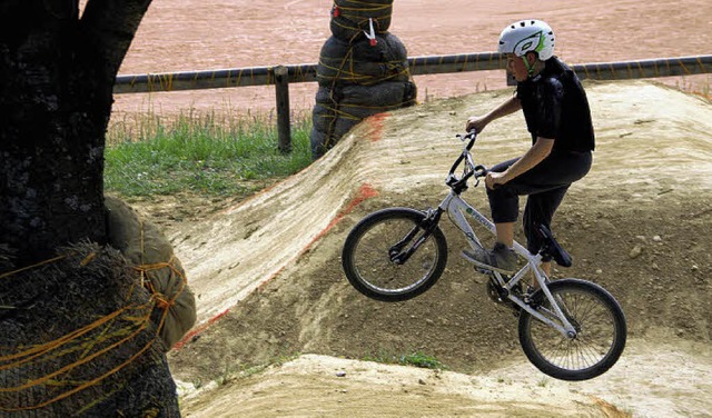 Helm muss sein: Mit der richtigen Ausrstung sind Dirtbiker sicherer unterwegs.   | Foto: SAbine Model