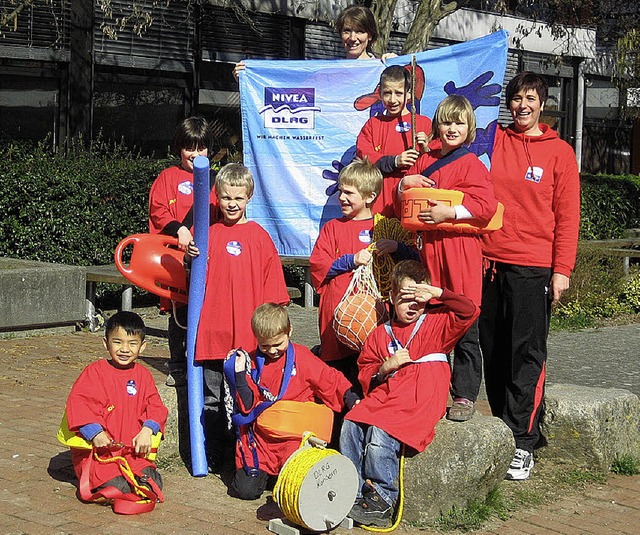 Wer Rettungsschwimmer werden will, trgt rote T-Shirts wie diese Kinder.   | Foto: Privat