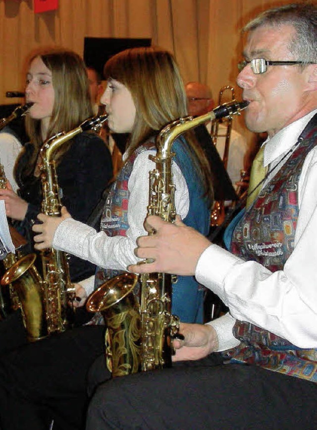 Die Musiker aus Holzhausen spielten bei ihrem Konzert bekannte Krimimelodien.   | Foto: Schneberg