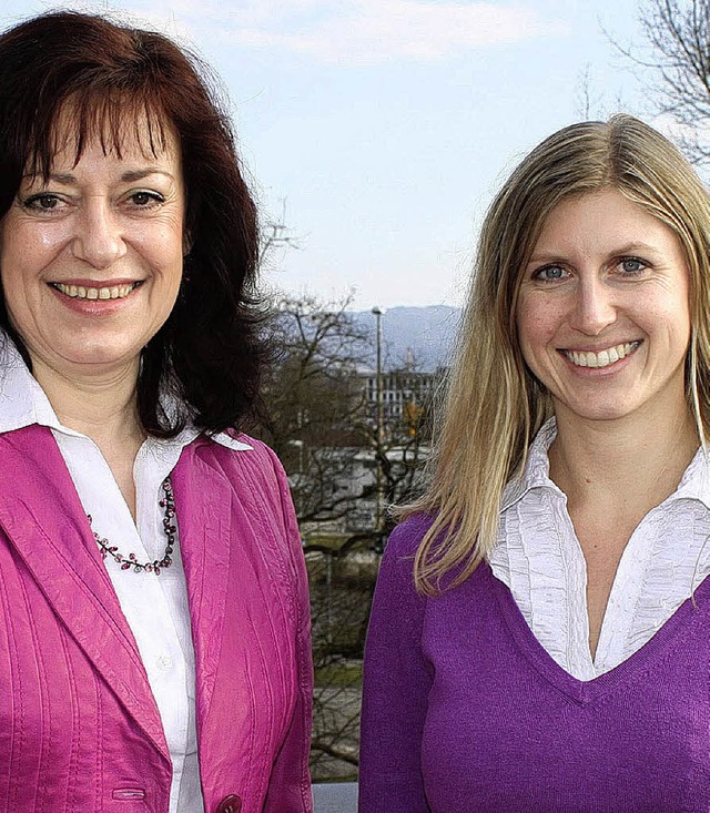 Optimistische Zensus-Expertinnen: Carmina Brenner (links) und  Helena Fischer   | Foto: LRA