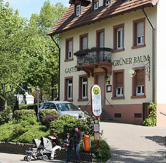 Die Bushaltestelle am  Gasthaus &#8222;Grner Baum&#8220; wird verlegt.   | Foto: Silvia FAller