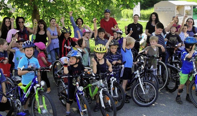 Nach einer Radtour  ging es  fr die K...z auf eine frhliche  Ostereiersuche.   | Foto: Reinhard Herbrig